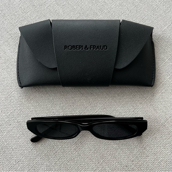 ROBERI & FRAUD Black Frances Sunglasses - Picture 10 of 16